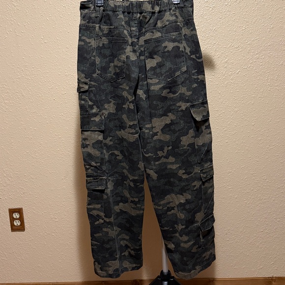 Women’s Camo Cargo straight leg pants NWT XL & Large available NEW - Picture 7 of 10